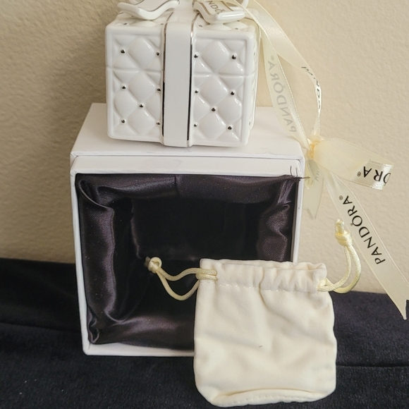 PANDORA 2016 CERAMIC CHRISTMAS GIFT BOX ORNAMENT - Picture 2 of 9